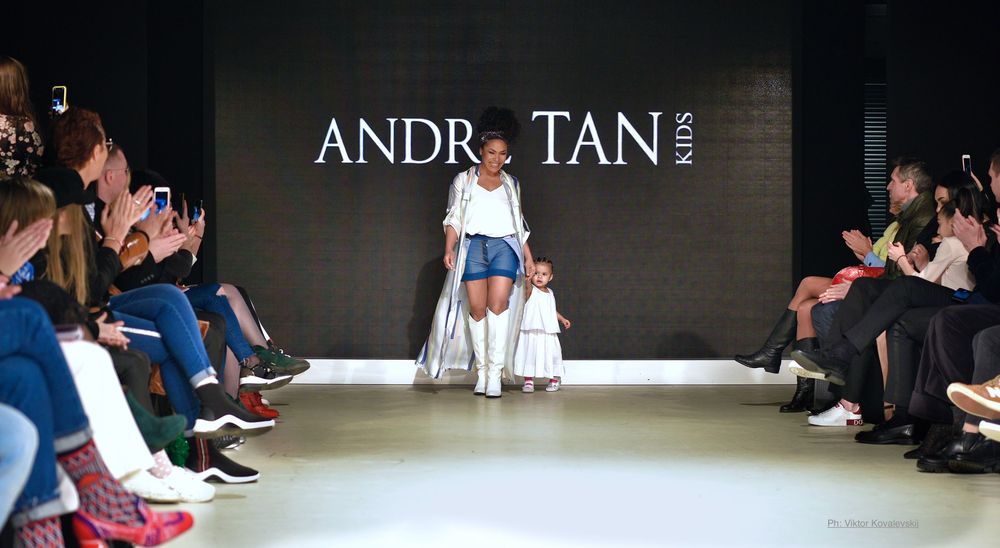 Гайтана с дочкой на показе мод от Андре Тана