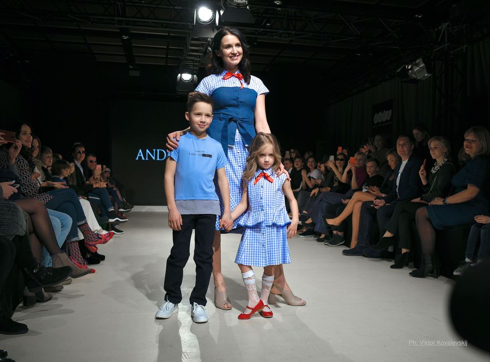 Валентина Хамайко с детьми на показе детских мод от Андре Тана