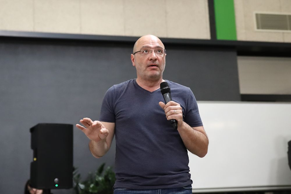 Діма Зіцер (Росія), педагог, блогер, спікер TED, глава альтернативної школи «Апельсин» та Інституту неформальної освіти