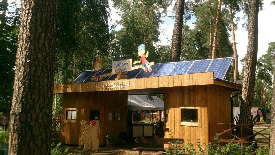 Солнечные батареи в парке Качели