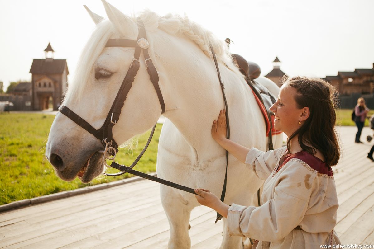 ​Жінка з конем у Парку Київська Русь