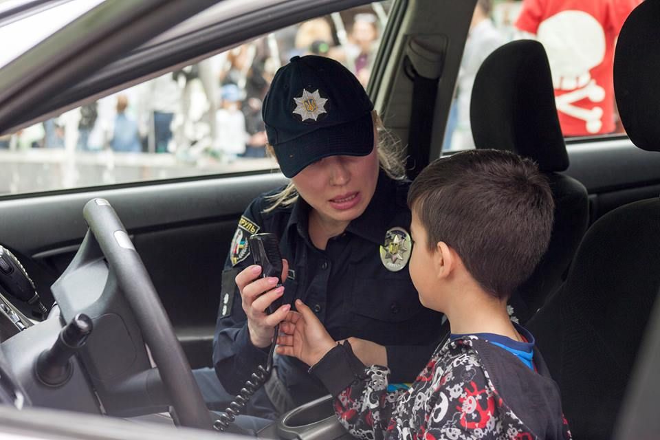 полицейские знакомят детей с особенностями своей профессии