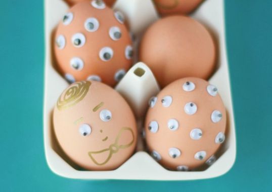 Прикрашання пасхальних яєць очками