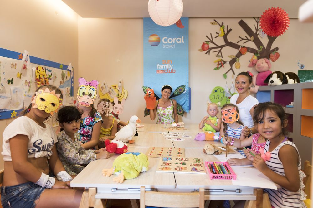 Дети с аниматорами в детском клубе Сан Фэмили Корал