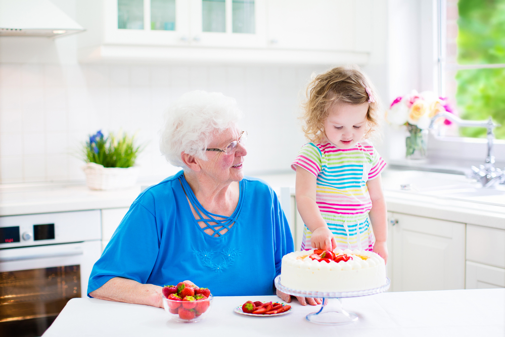 Бабуся дає онукові цукерки або торт: домовся про періодичність частувань