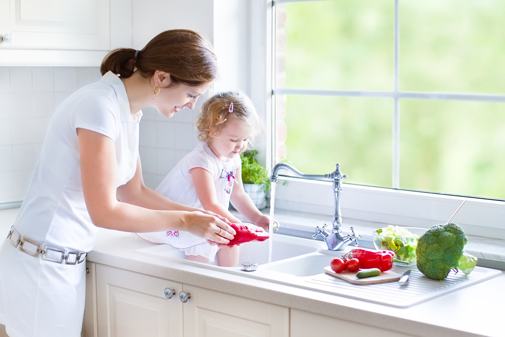 Побутові навички дитини на кухні: як навчити дитину допомагати по дому
