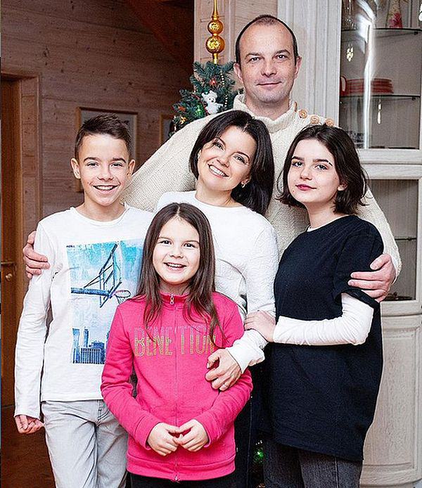 Маричка Падалко с детьми и мужем