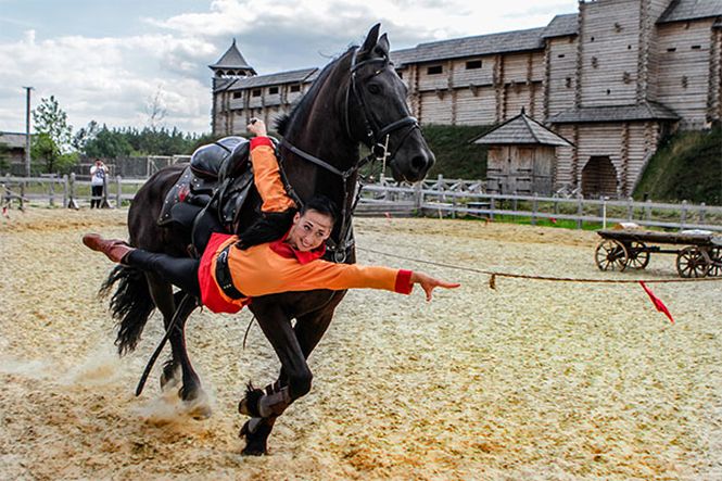 Трюки на лошадях в Парке Киевская Русь