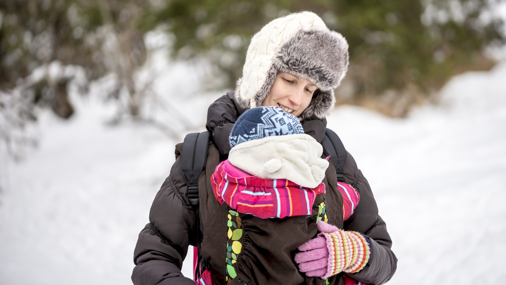 Зимняя прогулка с новорожденным - выручит слинг