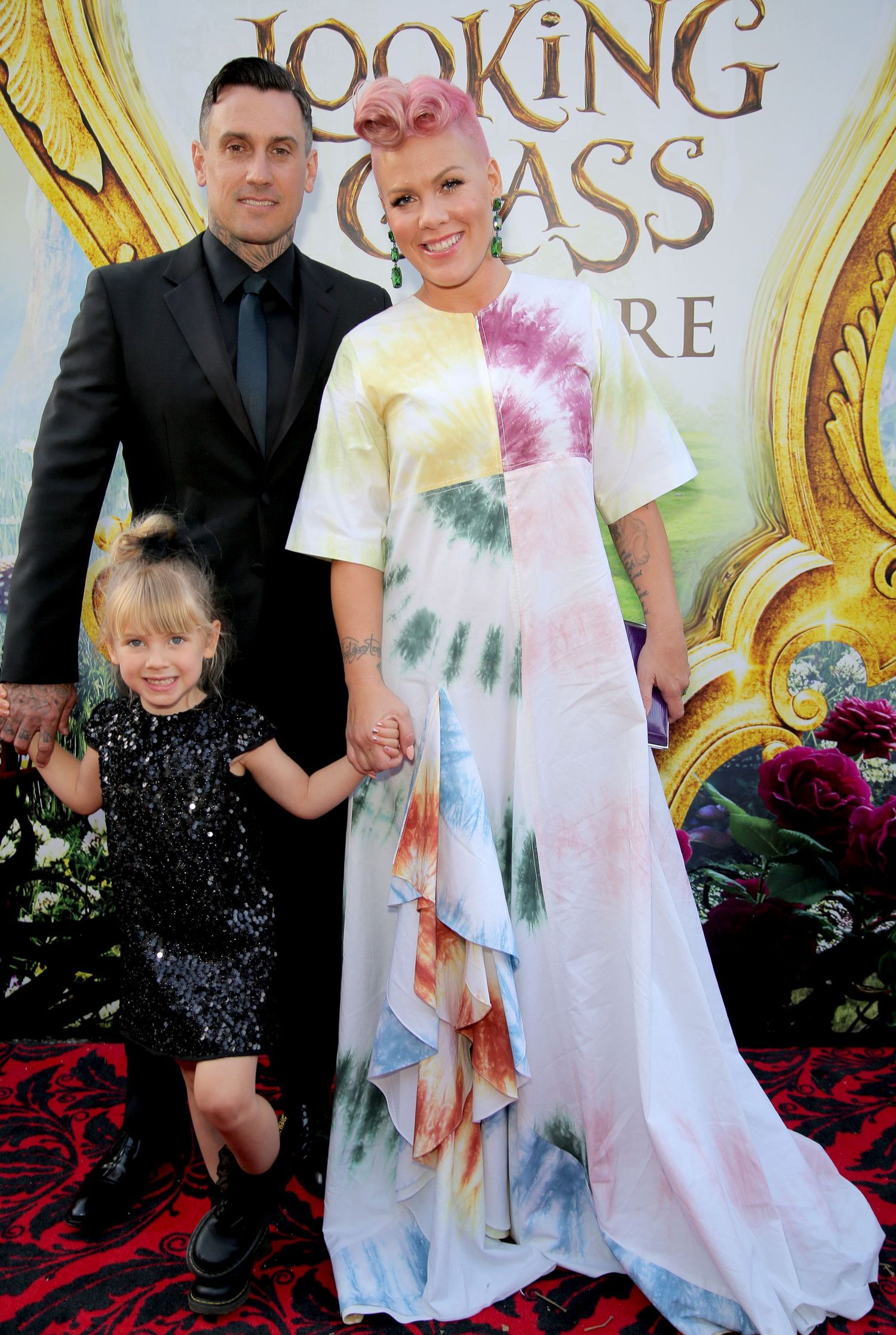Співачка Пінк з чоловіком і донькою на прем'єрі Аліси в Задзеркаллі