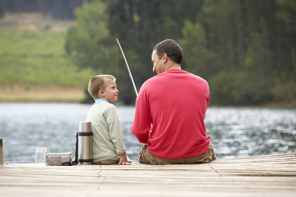 Папа и ребенок на рыбалке
