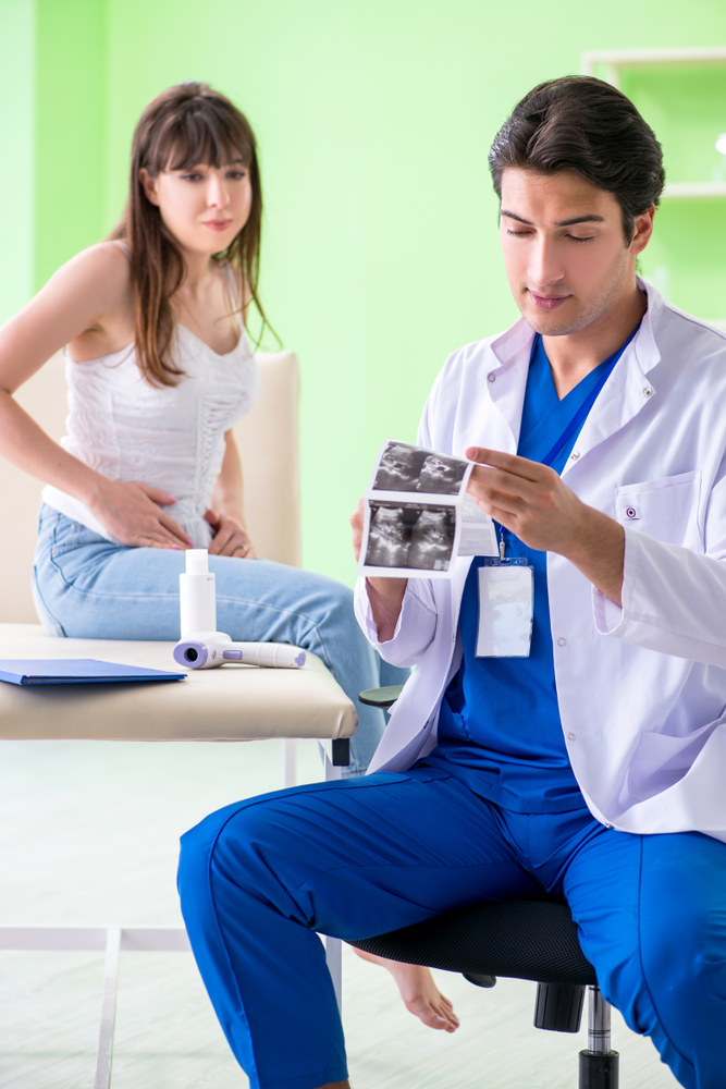 Женщина после родов на консультации у врача
