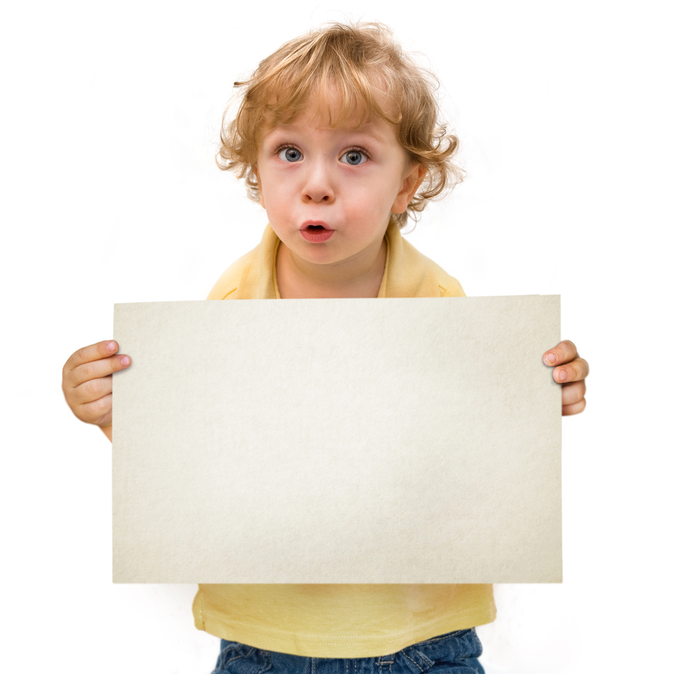 ребенок с листом бумаги