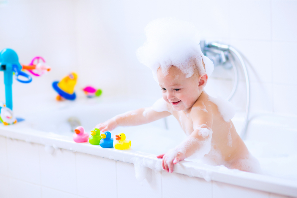 Малыш играет в ванной