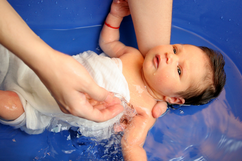 ​купання новонародженого