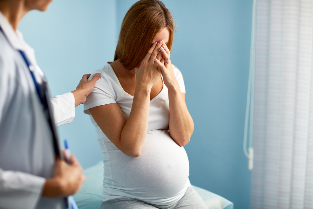 Расстроенная беременная у врача