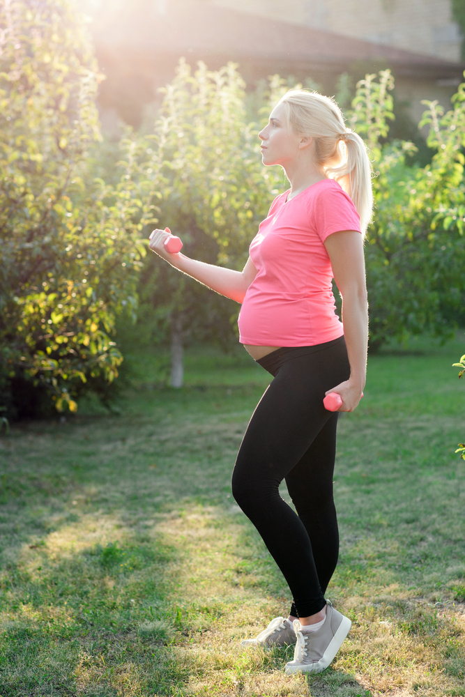Беременная занимается спортом