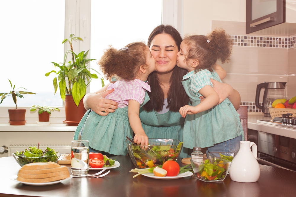 Мама с детьми на кухне готовит ужин ко Дню святого Валентина
