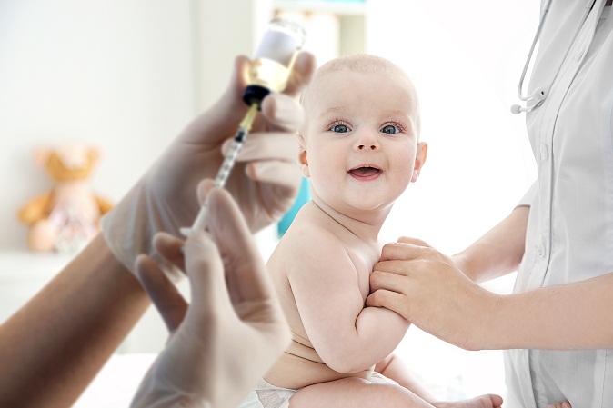 Ребенку делают прививку от Хиб