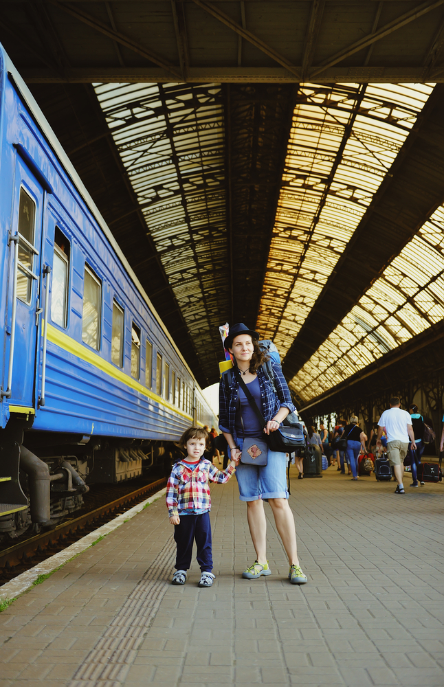 мама с ребенком на вокзале садятся в поезд