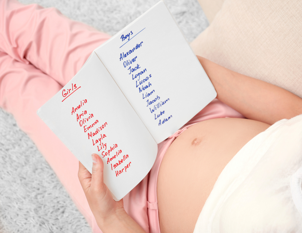 Беременная выбирает популярные имена для ребенка
