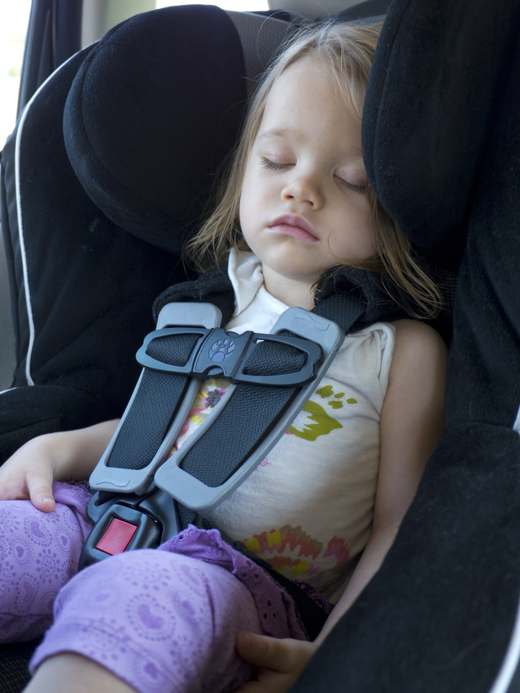 Ребенок спит в автокресле в автомобиле