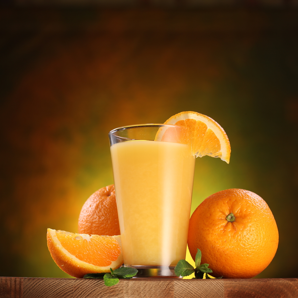 Апельсиновый сок в стакане
